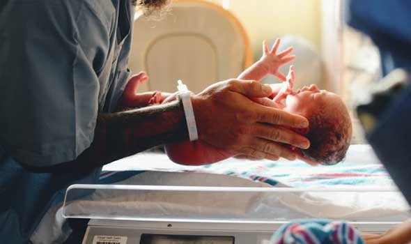 6 حالات يلجأ فيها الطبيب للولادة القيصرية