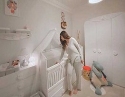 لايف ستايلديكورات جذابة وعملية في غرفة نوم الطفلين المزودة بسريرين