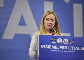 لايف ستايلتغريم صحفية إيطالية سخرت من قصر قامة رئيسة الوزراء الإيطالية جورجيا ميلوني