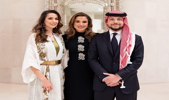 لايف ستايلالملكة رانيا تحتفل بعيد ميلاد ولي العهد  الأمير الحسين بصورة جديدة مع زوجته