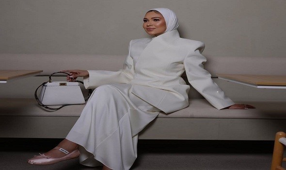 لايف ستايل7 أفكار أنيقة لتنسيق البليزر مع التنورة في سهرات الصيف للمحجبات