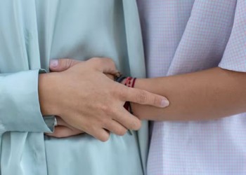 لايف ستايلعناق واحد يوميًا يقلل التوتر ويحمي القلب ويحسن المزاج ويعزز الانتماء النفسي