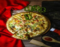 لايف ستايلطريقة بيتزا ألفريدو بالدجاج بخطوات سهلة